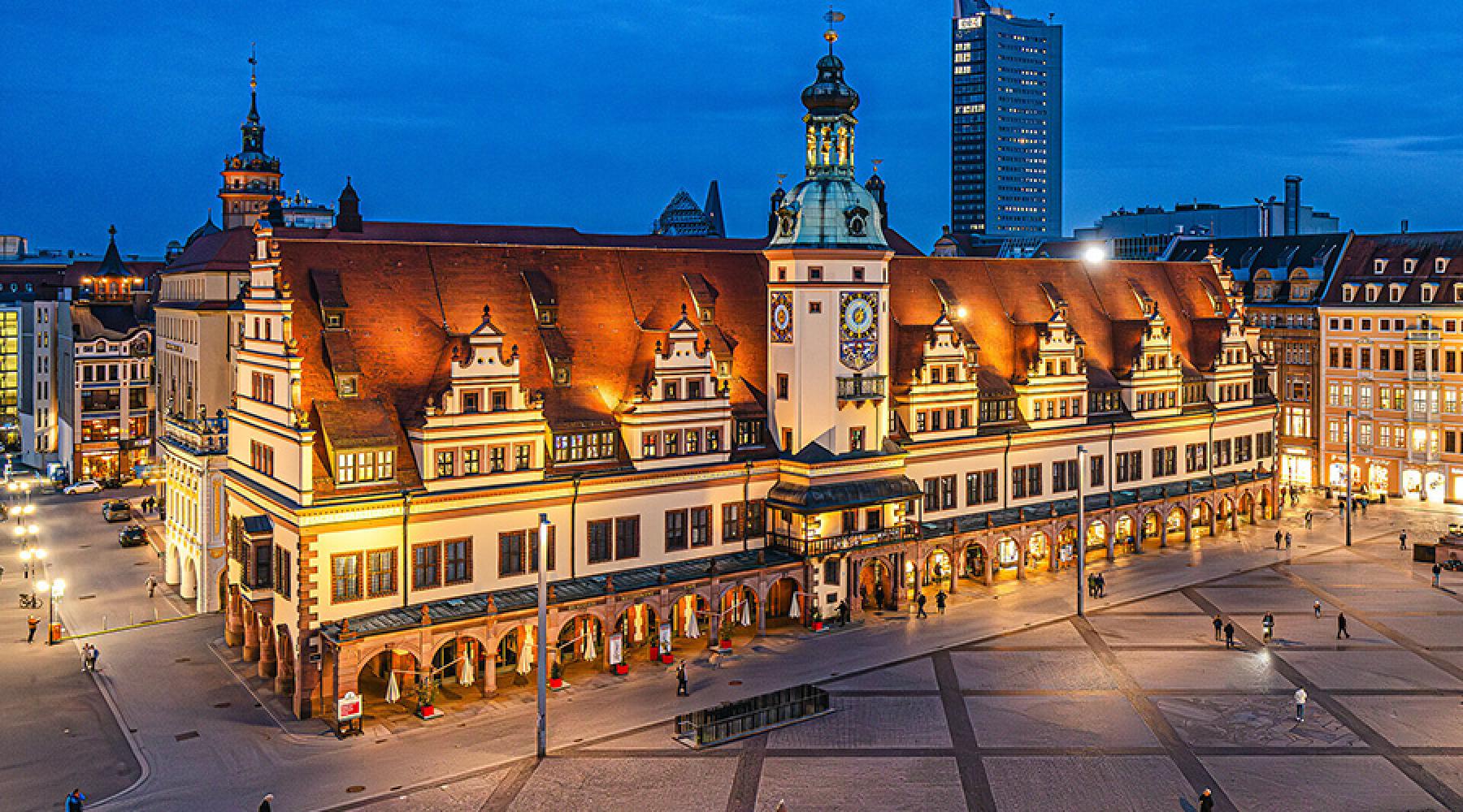 Det gamla rådhuset vid marknadsplatsen i Leipzigs innerstad. Det gamla rådhuset vid marknadsplatsen i Leipzigs innerstad.