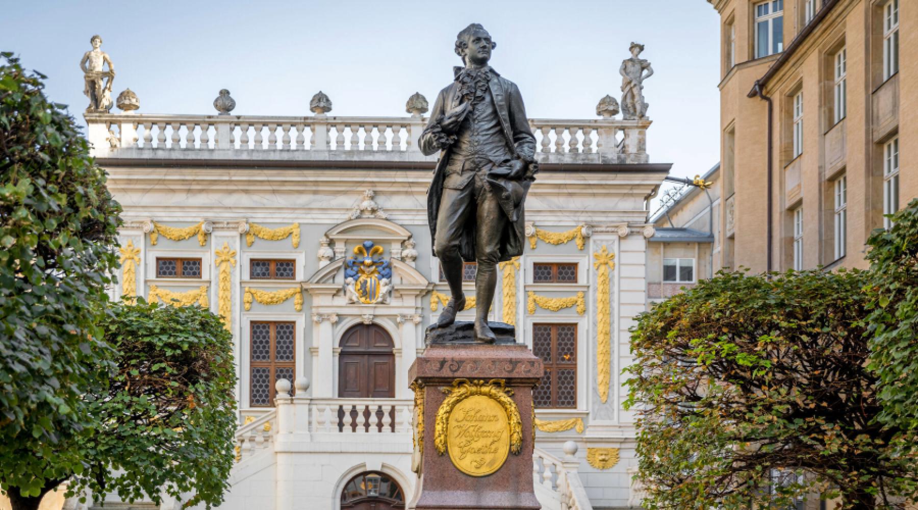 Goethe-statyn vid Leipzigs vackra Naschmarkt Goethe-statyn vid Leipzigs vackra Naschmarkt
